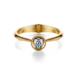 Złoty pierścionek zaręczynowy